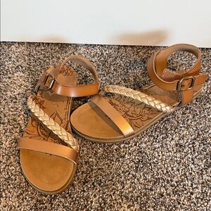 Chic Tan and Gold Kids Sandals